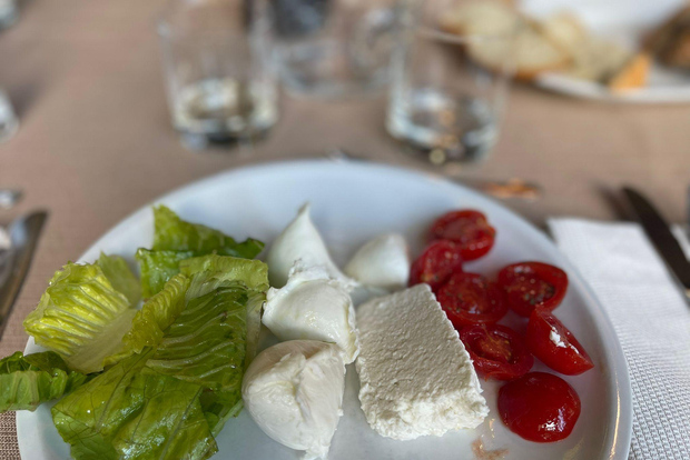 Mozzarella Experience: Tour + Lunch in Paestum's dairy