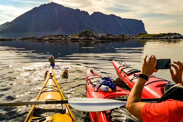 Lofoten: Kombinerad dagsutflykt, (kajakpaddling och rappellering)