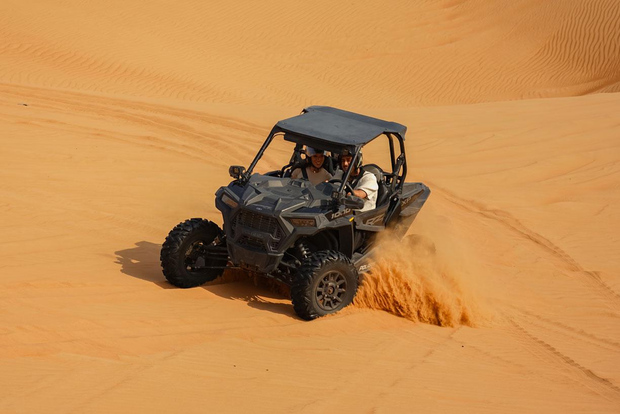 Dubai: safari tra le dune rosse con dune buggy, sandboarding e giro in cammello