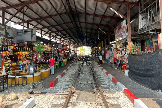Tour del mercato galleggiante di Damnoen Saduak e del mercato ferroviario di Maeklong