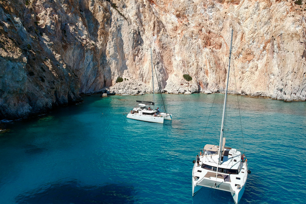 Milos: Crociera di un giorno intero in catamarano a Poliegos e Kleftiko