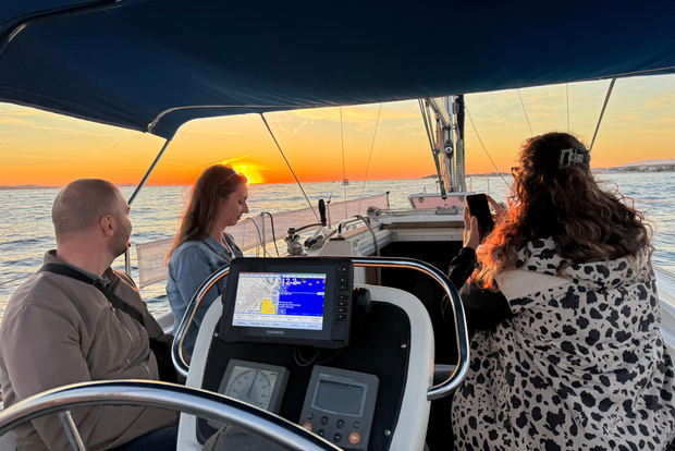 Zara: tour privato in barca a vela al tramonto nell'arcipelago di Zara