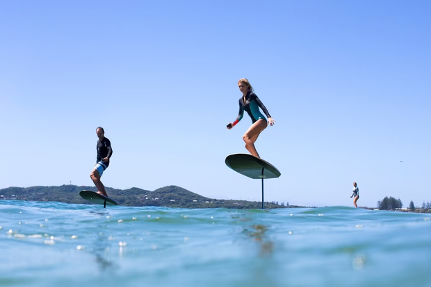 Saint Tropez: aprende a surfear con un eFoil.