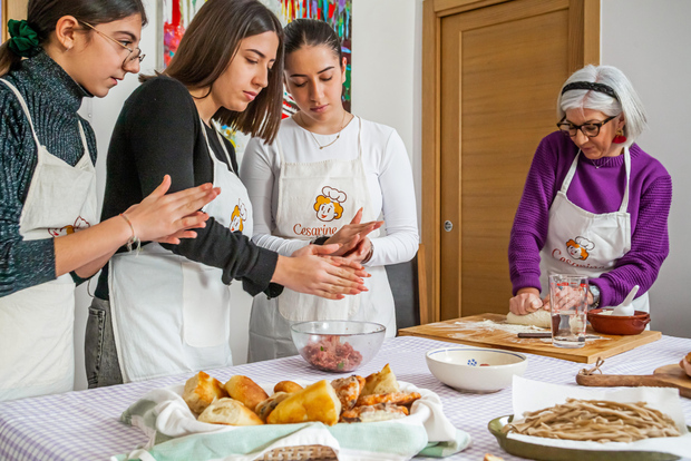 Verona: Prosecco and Pasta Making Class at a Local's Home