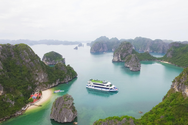 Passeio diário de 8 horas pela Baía de Ha Long em LA CASTA DAILY CRUISE