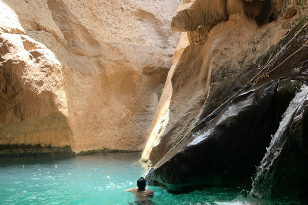 Mascate: Excursão de 1 dia a Wadi Shab e Bimmah Sinkhole em privado