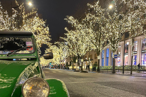 Paris: Private Christmas Lights Tour by Citroën 2CV