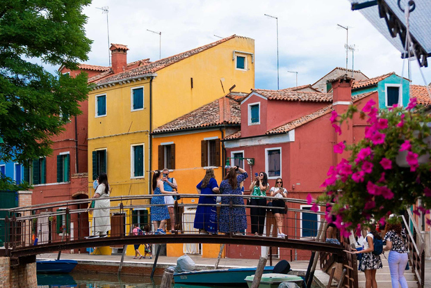 Murano & Burano: Boat Tour with Guide & Glass Factory Visit