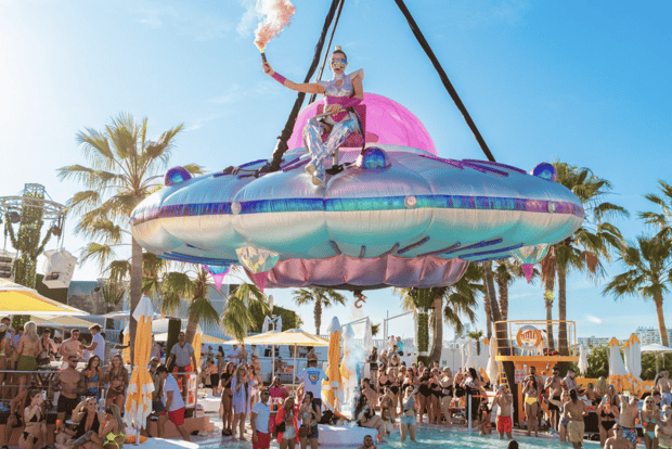 Вечеринка у бассейна и клубный тур на Ивисе: O Beach и Eden Club