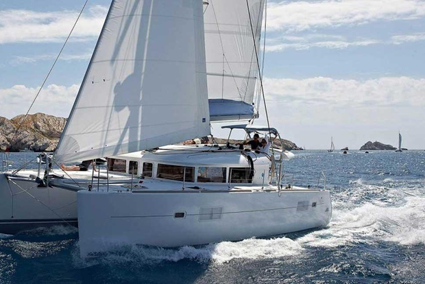 Santorini: Private Caldera Cruise with Lunch & Snorkeling