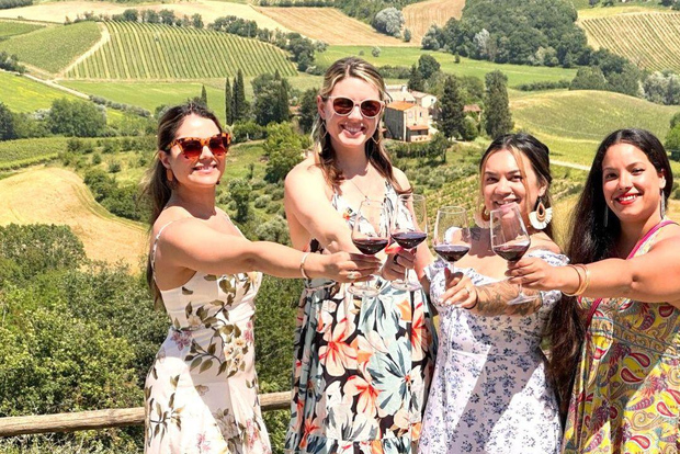 Tour enologico in Toscana: 2 cantine e San Gimignano da Firenze