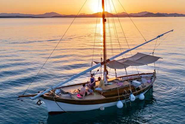 Porto San Paolo: Vintage Cruise Sunset Aperitif to Tavolara