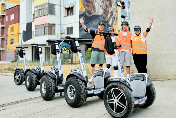 Tirana: Passeio de Segway com Arte de Rua e Bunkers