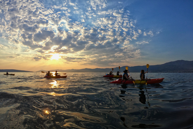 Split: tour guiado de kayak y esnórquel al atardecer con vino