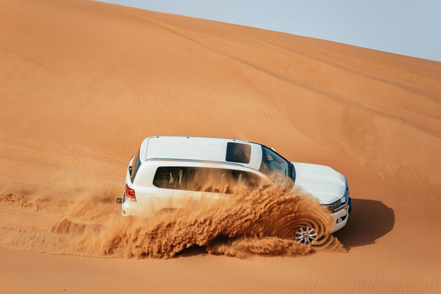 Dubai: safari nel deserto, giro in cammello, sandboarding, quad