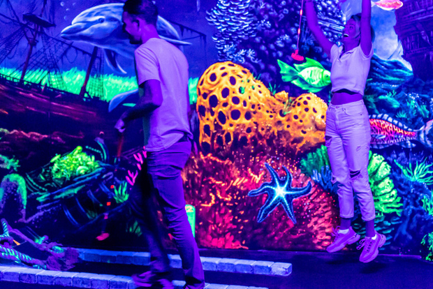 Aloha Amsterdam: 12 лунок светящегося в темноте мини-гольфа