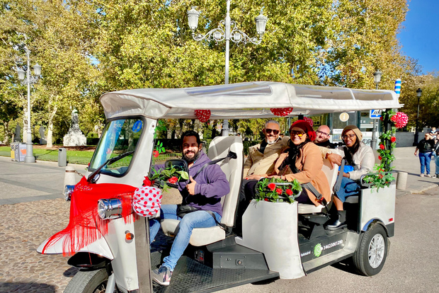 Madrid: esperienza di tour in TukTuk con le decorazioni della fiera spagnola