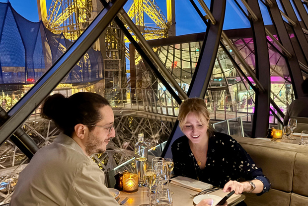 巴黎埃菲尔铁塔中的优雅晚餐与饮品