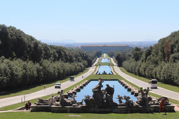 Von Neapel: Private Tour zum Königspalast von Caserta und den Gärten