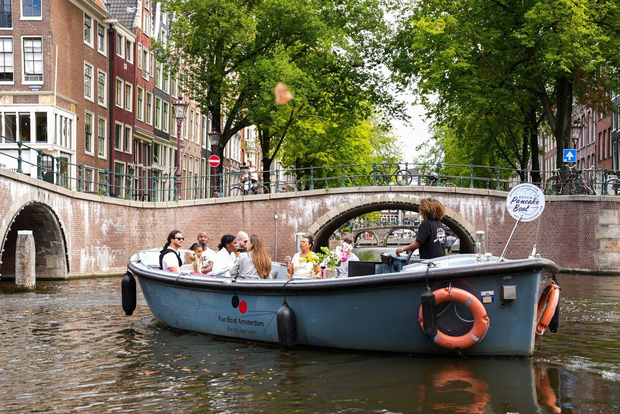 Amsterdam: Crociera sul canale con pancake e bevande olandesi