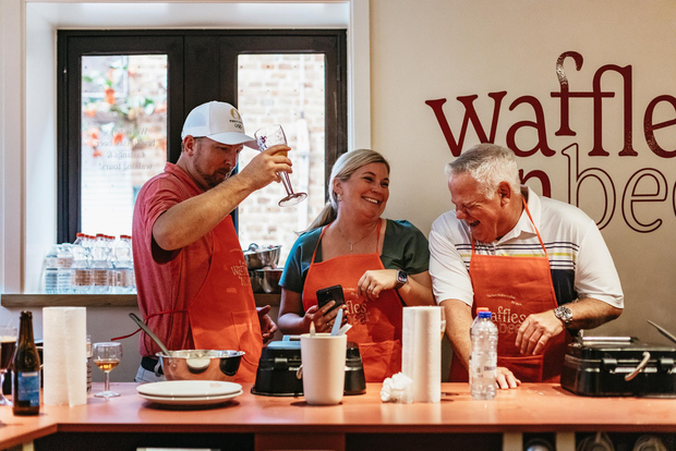 Bruges: Laboratorio di preparazione dei waffle belgi con degustazione di birra