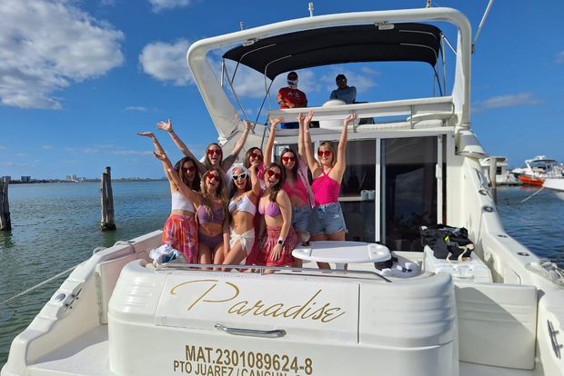 Cancún: Crucero privado en yate de lujo con flybridge de 46 pies