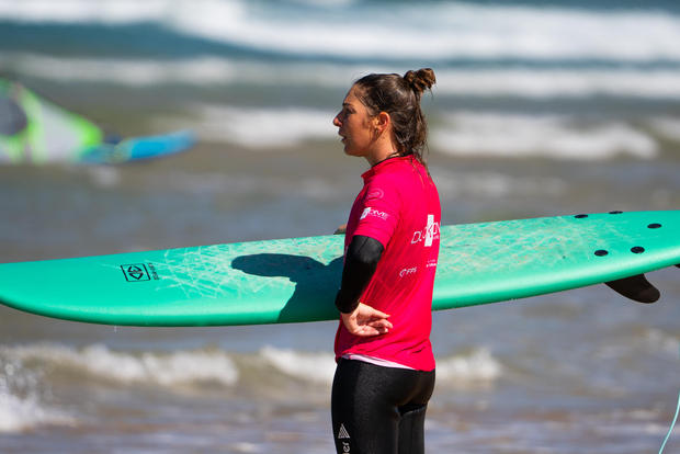 1/2 GIORNATA di noleggio surf a Caparica