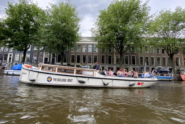 Amsterdam: crociera con la Bulldog Boat (fumatori ammessi) e 2 drink