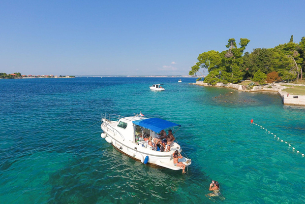 Goditi un tour in barca alle isole vicino a Zara