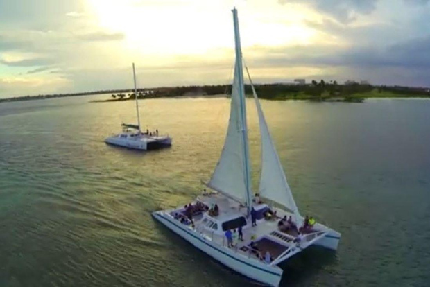Nassau : Dîner-croisière au coucher du soleil en catamaran à voile