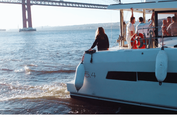Tour in barca con catamarano a Lisbona - barca a vela di lusso
