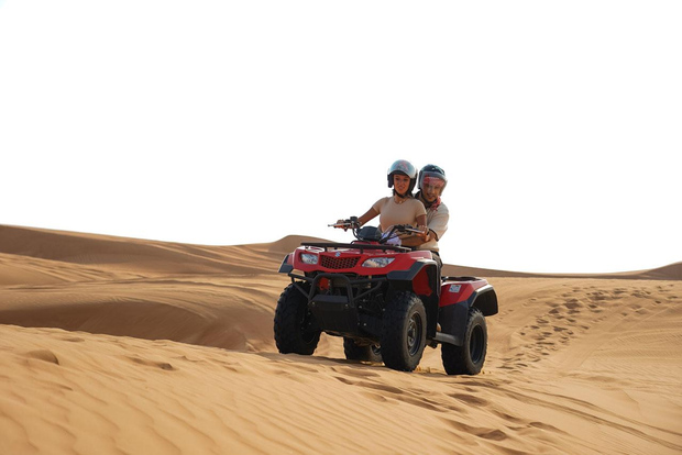 Dubai: Safari in quad, cammelli e campeggio con cena barbecue