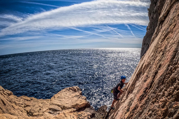 Sessão de descoberta de escalada nas Calanques, perto de Marselha