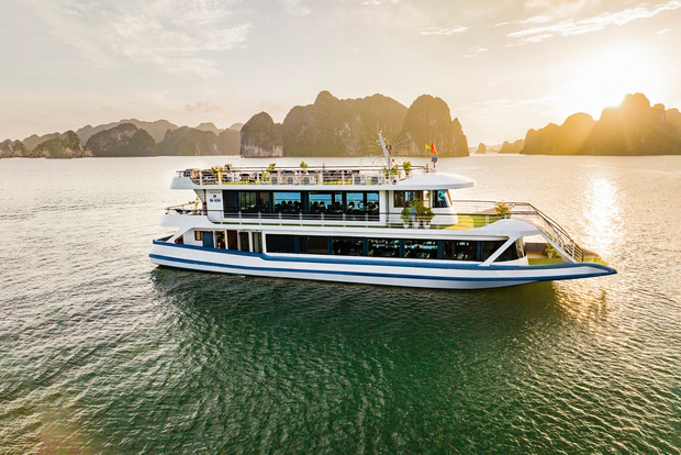 De Hanói: Cruzeiro de 5 estrelas pela Baía de Ha Long com almoço buffet