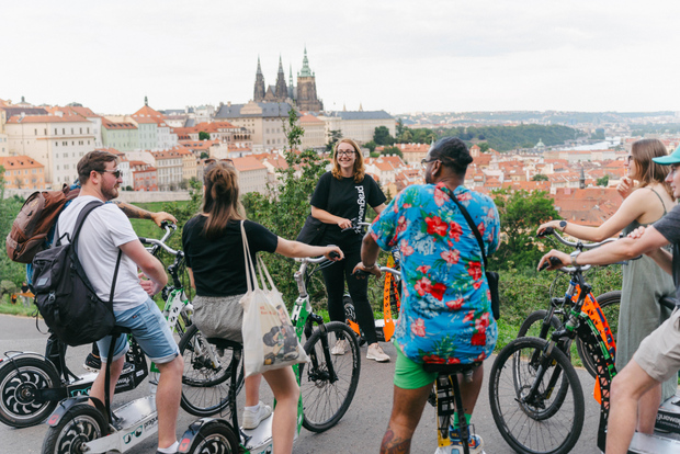 Praga: Tour della città e dei panorami in E-Scooter per piccoli gruppi