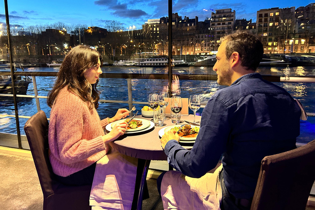 Paris: 3-Course-Dinner Cruise with Wine on the Seine River