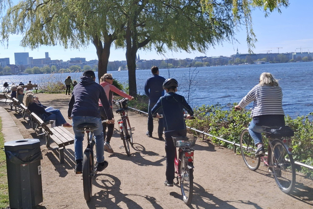 Recorrido en bicicleta por el Alster: famosos, agua y naturaleza.