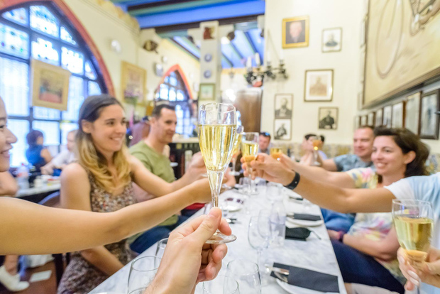 Tour di Barcellona in eBike con esperienza di vino e tapas