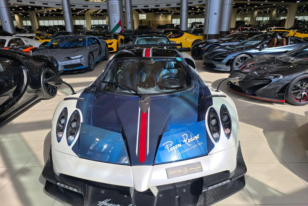 Dubai: tour degli showroom di auto di lusso con rientro al Dubai Mall