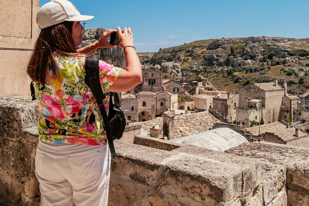 从巴里出发：乘坐舒适巴士游览马泰拉和阿尔贝罗贝洛，参观2处联合国教科文组织世界遗产。