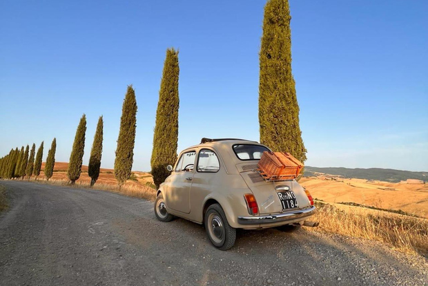 Volterra: Aperivintage aperitif in vineyard whit a Fiat 500