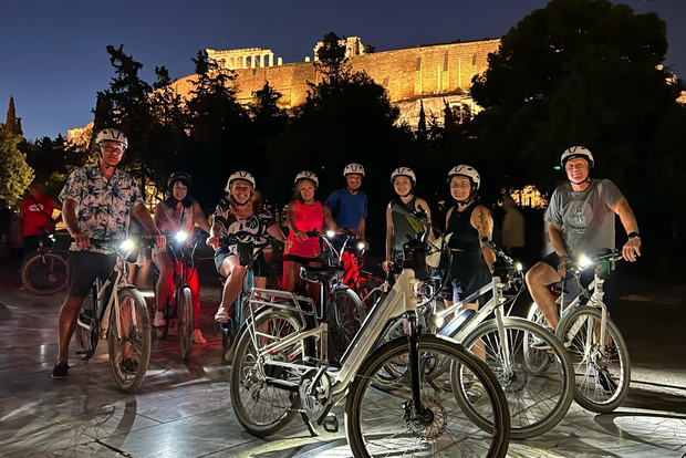 Atene: tour di 2 ore in e-bike dopo il tramonto