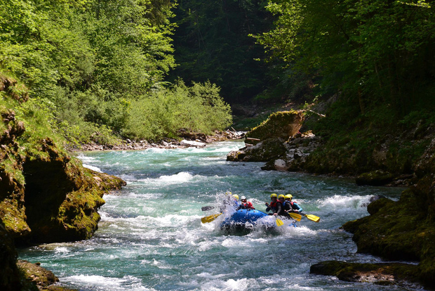 Avventuroso tour di rafting sul Salza: pura azione in acque bianche!